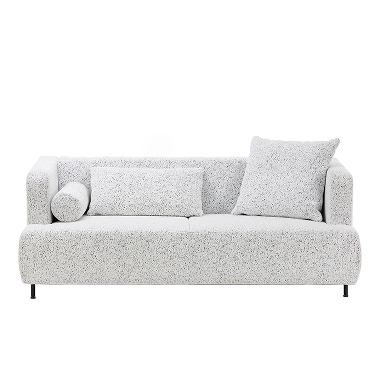brühl aoyama 75008 Sofa in weißem Stoff. Auf dem Sofa liegen eine Rolle, eine rechtseckiges und ein quadratisches Kissen im gleichen Stoff. Die Füße des Sofas sind in Metall schwarz.