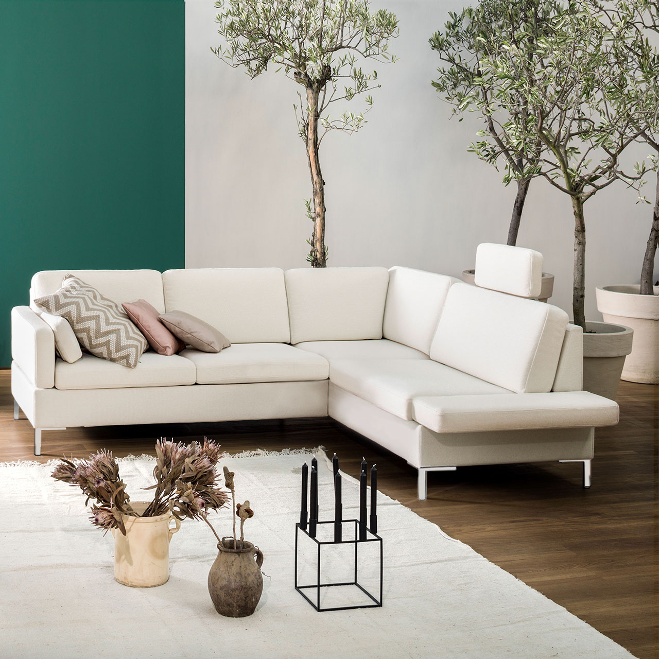 Bruehl_alba_system_garnitur_W155_B255_millieu Ambientebild: Weiße Eckgarnitur mit Anstellsofa links und Eckanbausofa rechts.