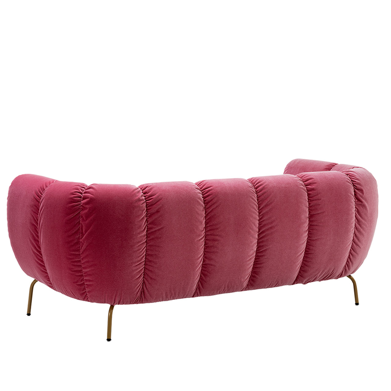 brühl magnolia - Sofa 2,5 Sitzer 73008 Rückansicht eines Sofas der Serie brühl magnolia in rotem Stoff mit goldenen Metallfüßen. Der Rücken ist in vertikale Segmente gegliedert.