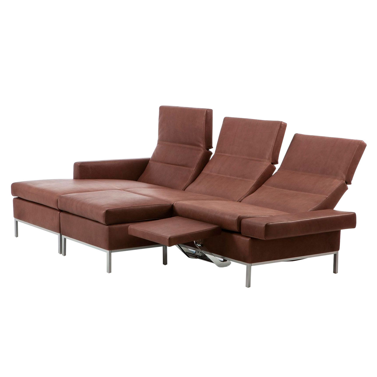 brühl tomo - Eckgruppe Leicht schräge Sicht auf eine dunkelbraune Ledergarnitur mit Longchair links und Anstellsofa rechts. Die Rückenlehnen sind halb abgesenkt. Am Sitzplatz rechts außen ist eine Fußstütze vorgeklappt. Vor dem mittleren Sitzplatz ist ein Hocker angestellt.
