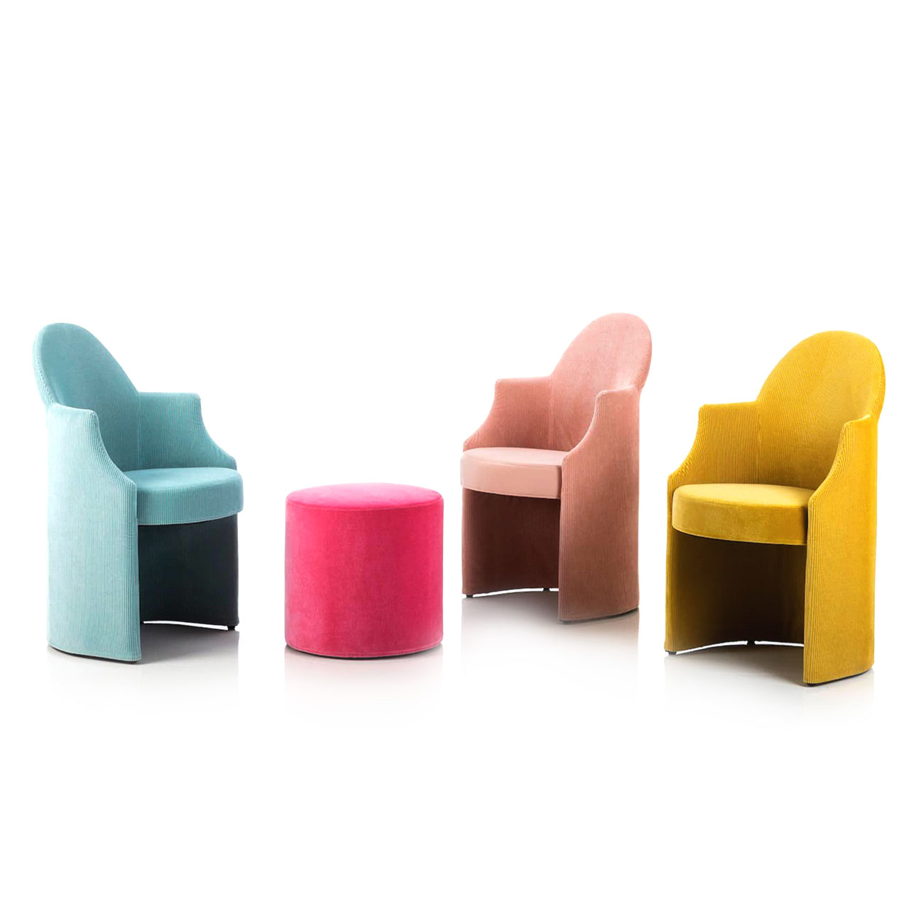 brühl armand Sessel 71601 und Hocker 71661 Drei Sessel in den Farben türkis, rose und gelb stehen um einen pinken zylindrischen Hocker. Die Sessel haben eine runde Sitzbasis, die halbrunde Lehne reicht über die Armlehnen hinaus.