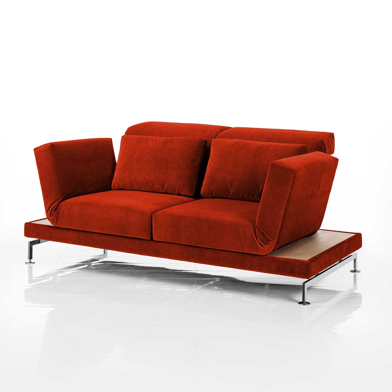 brühl moule small - Sofa 73207 Sofa in rotem Stoff. Rechts und links neben den Armlehnen befinden sich schmale Ablageflächen in hellem Holz.