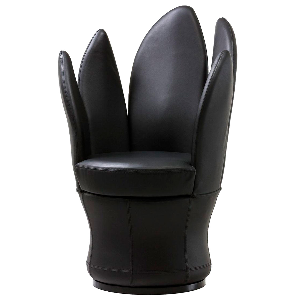 brühl lemon-blossom Sessel 63403 Ein Sessel in schwarzem Leder mit Drehteller als Basis. Der Sessel hat einen runden Sitz. Die Arm- und Rückenlehnen bestehen aus fünf blattartige Elementen, so dass sie an Blütenblätter erinnern.