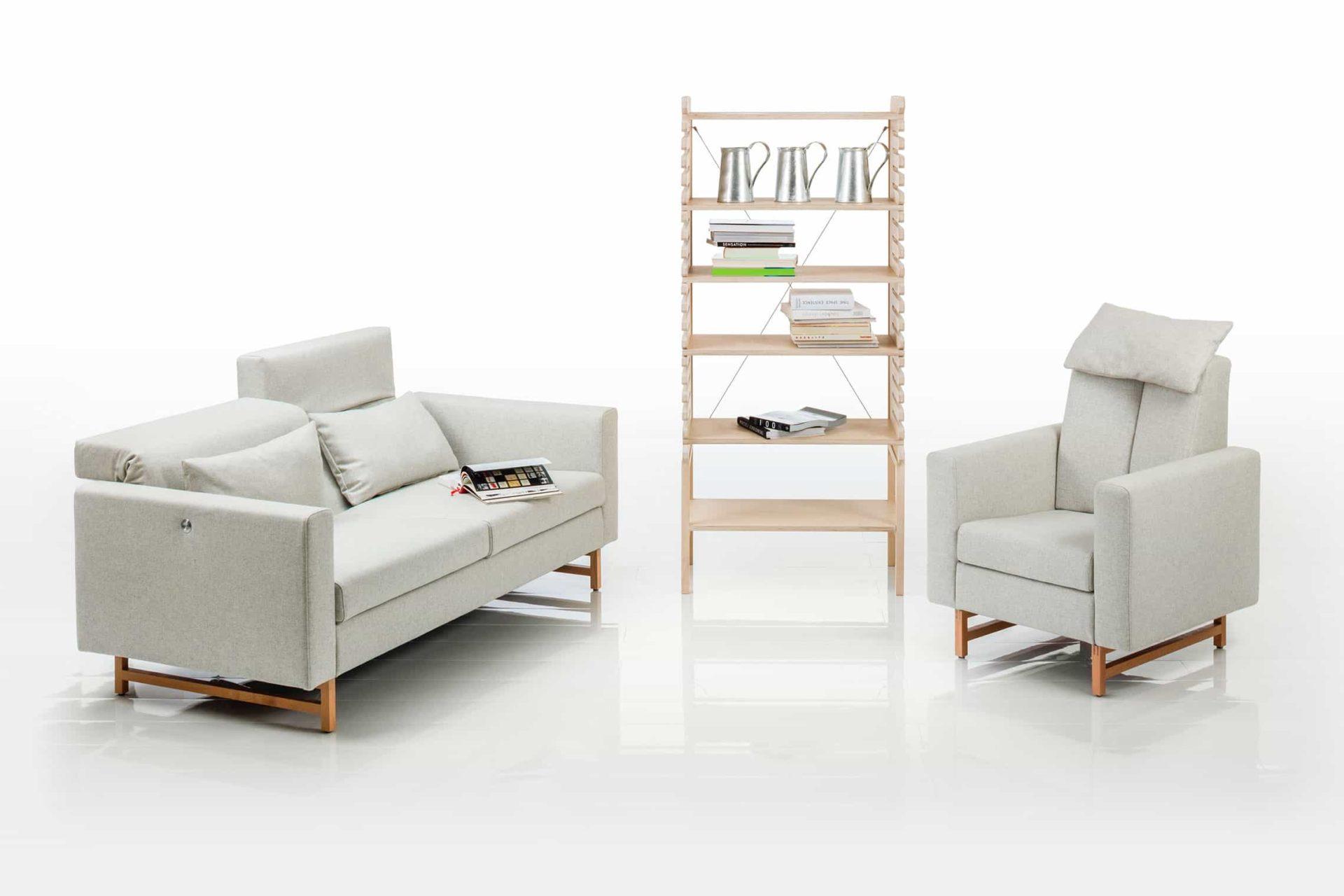 brühl embrace 69601 Ambientebild: brühl embrace Sofa und Sessel  in hellem Stoff mit Holzkufen.