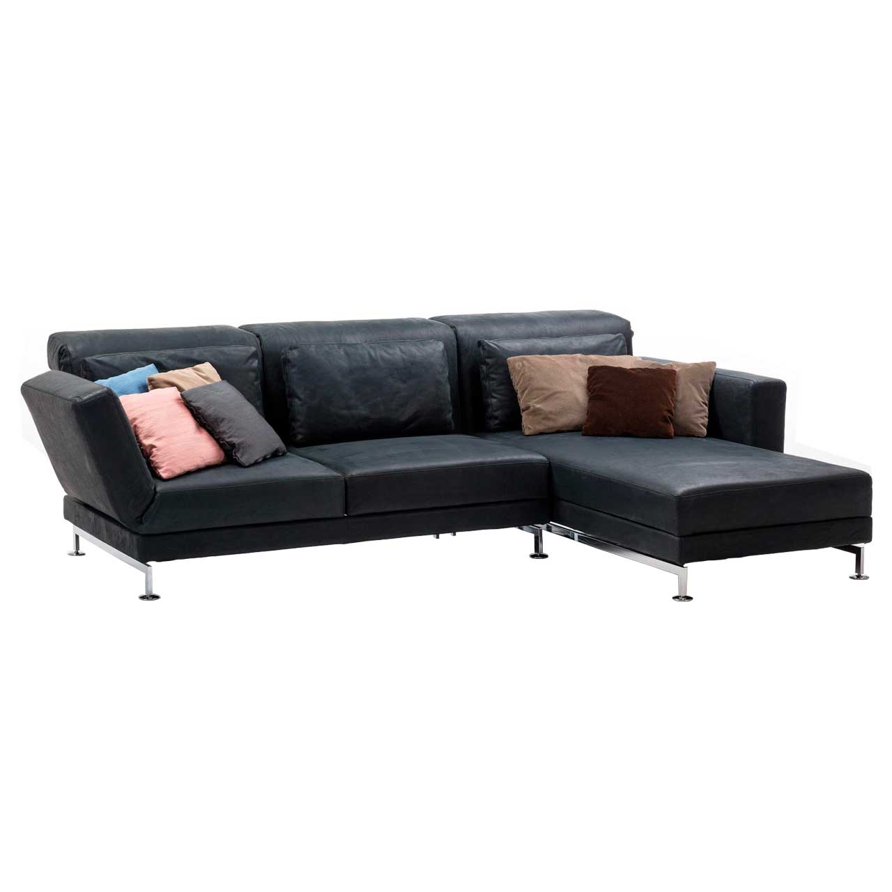 brühl moule small - Sofa Sitzgruppe 73222 + 73231 Eckgarnitur in schwarzem Leder mit Longchair rechts, dekoriert mit sehr vielen bunten Kissen.