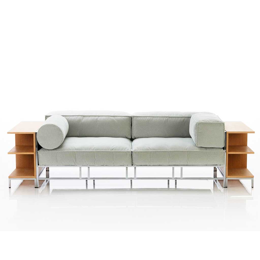 brühl easy pieces 62092 Sofa mit Polstern in hellem mint und chrom glänzendem Untergestell. Rechts und links neben dem Sofa ist je ein niedriges, offenes Regal an das Sofa angestellt.
