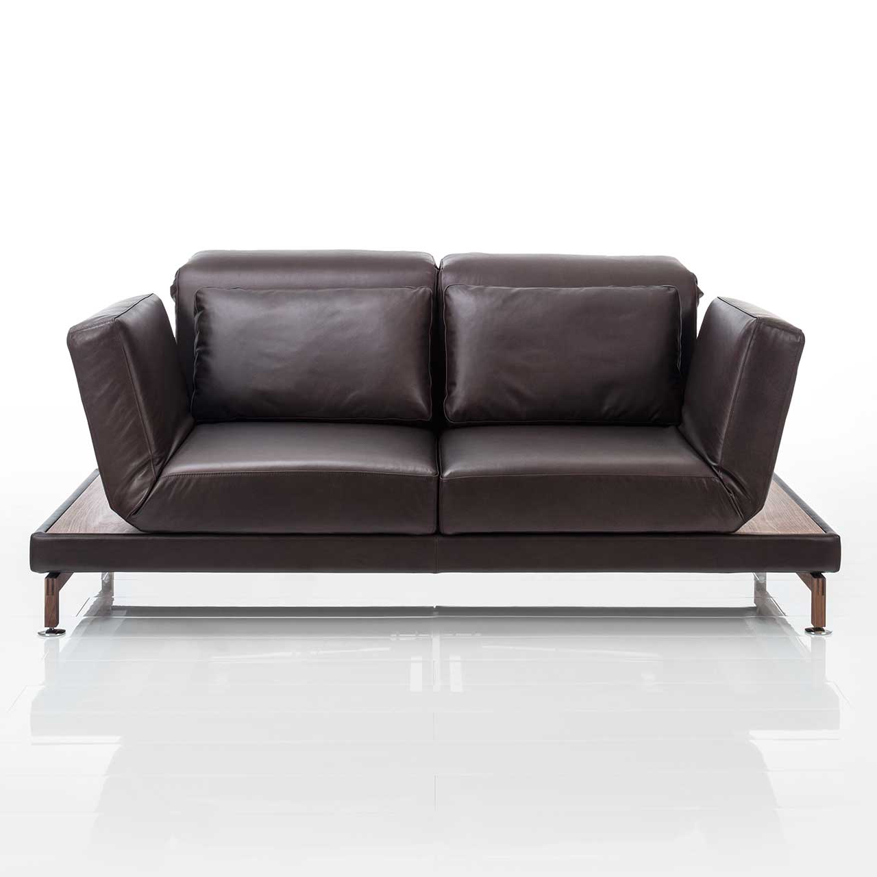 brühl moule small - Sofa 73207 Dunkelbraunes Ledersofa. Rechts und links neben den Armlehnen befinden sich schmale Ablageflächen in dunklem Holz.