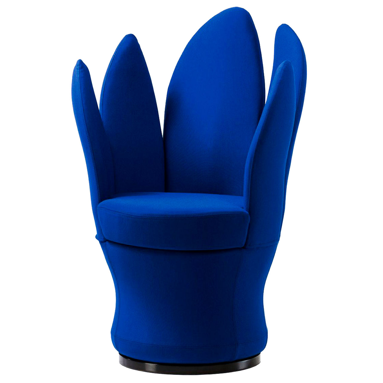 brühl lemon-blossom Sessel 63403 Ein Sessel in blauem Stoff mit Drehteller als Basis. Der Sessel hat einen runden Sitz. Die Arm- und Rückenlehnen bestehen aus fünf blattartige Elementen, so dass sie an Blütenblätter erinnern.