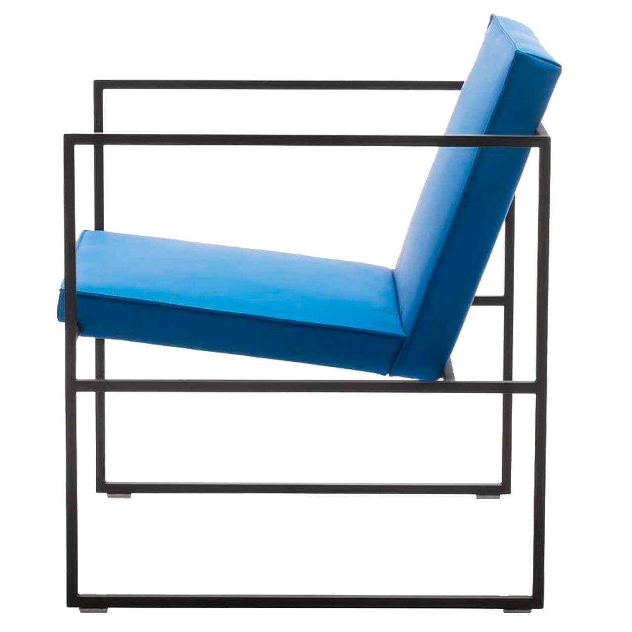 brühl grace metal 68002 Filigraner Sessel mit blauem Stoff bezogen. Das Untergestell ist aus schwarzem Metall.