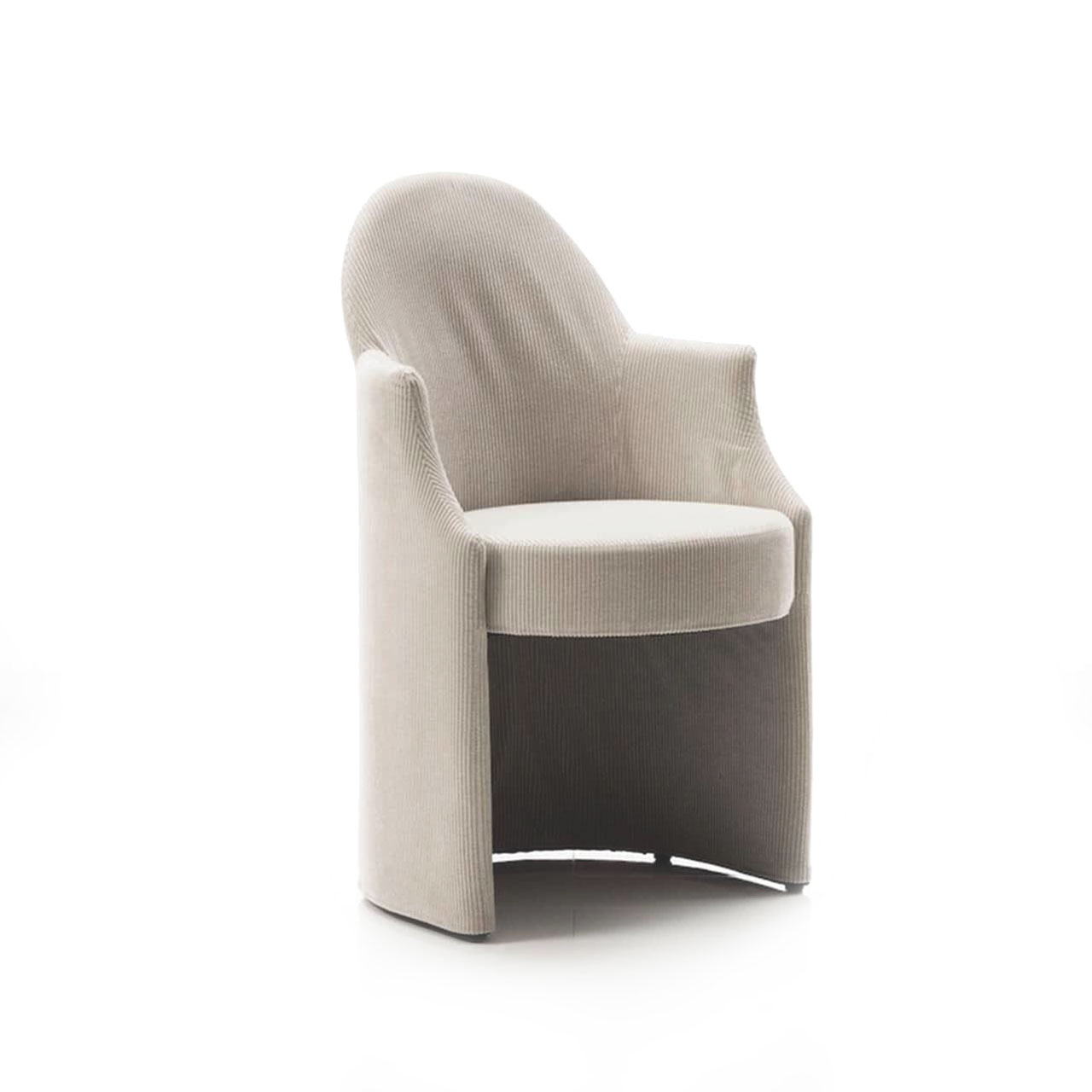 brühl armand Sessel 71601 Ein sandfarbener Sessel mit runder Sitzbasis. Eine halbkreisförmige Schale umschließt die Sitzbasis und bildet gleichzeitig nach oben Armlehnen und Rücken.