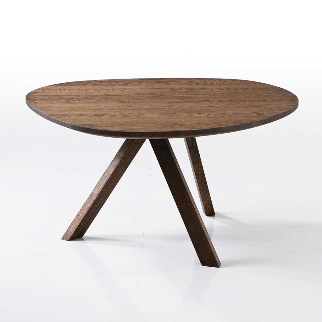 brühl mosspink - Tisch medium 56292 Eiche dunkel Beistelltisch in dunkler Eiche mit ungleichmäßig gerundeter Tischplatte. Der Tisch hat drei Beine.