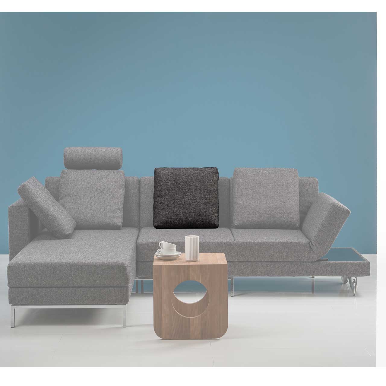 brühl four two compact Kissen Eckgarnitur der Serie brühl four two mit Longchair links. auf dem Sofa liegen quadratische Kissen, das mittlere ist farblich hervorgehoben.