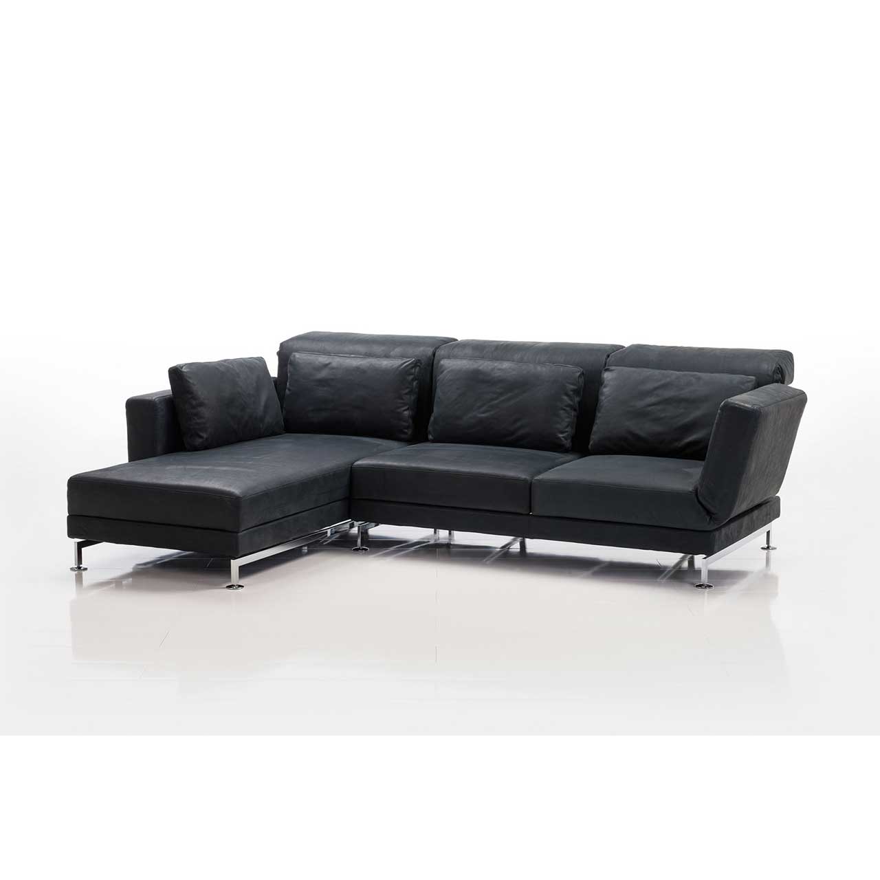 brühl moule-medium - Sitzgruppe 73130 + 73123 Eckgarnitur in schwarzem Leder mit Longchair links, dekoriert mit vier Kissen.