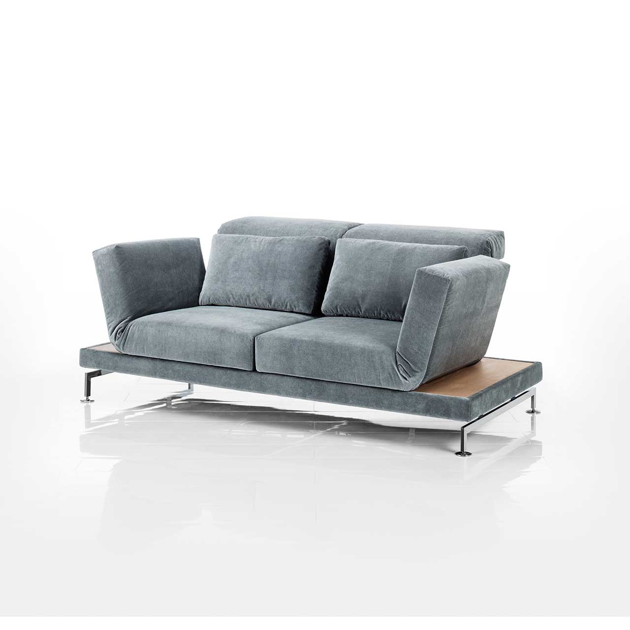 brühl moule small - Sofa 73207 Sofa in grauem Stoff. Rechts und links neben den Armlehnen befinden sich schmale Ablageflächen in hellem Holz.