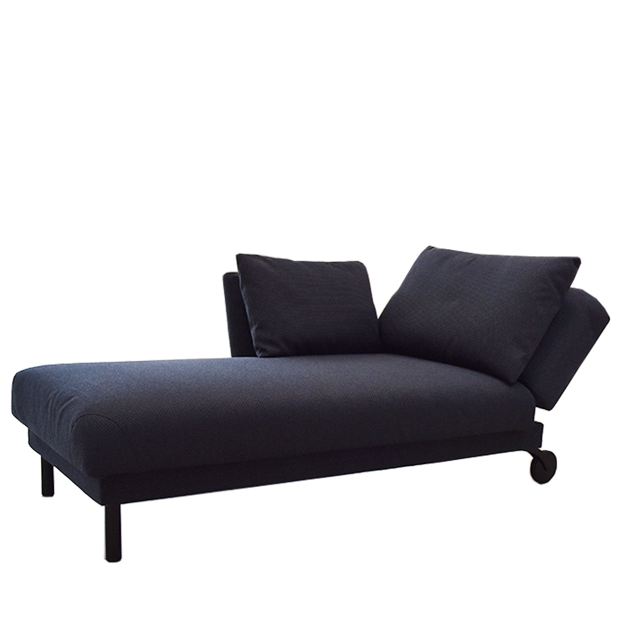 brühl tam – Recamiere 55340 Blaue Recamiere mit schwarzen Füßen. Rückenlehne rechts.