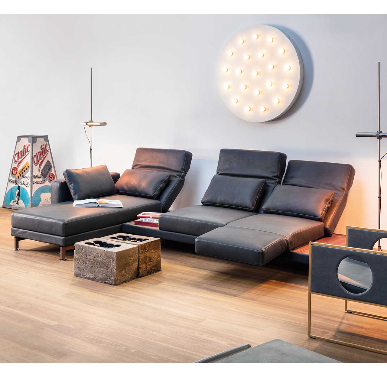 brühl moule-medium - Sitzgruppe 73130 + 73129 Eckgarnitur in schwarzem Leder mit Longchair links und mit Ablagefläche zwischen Longchair und Anstellsofa.