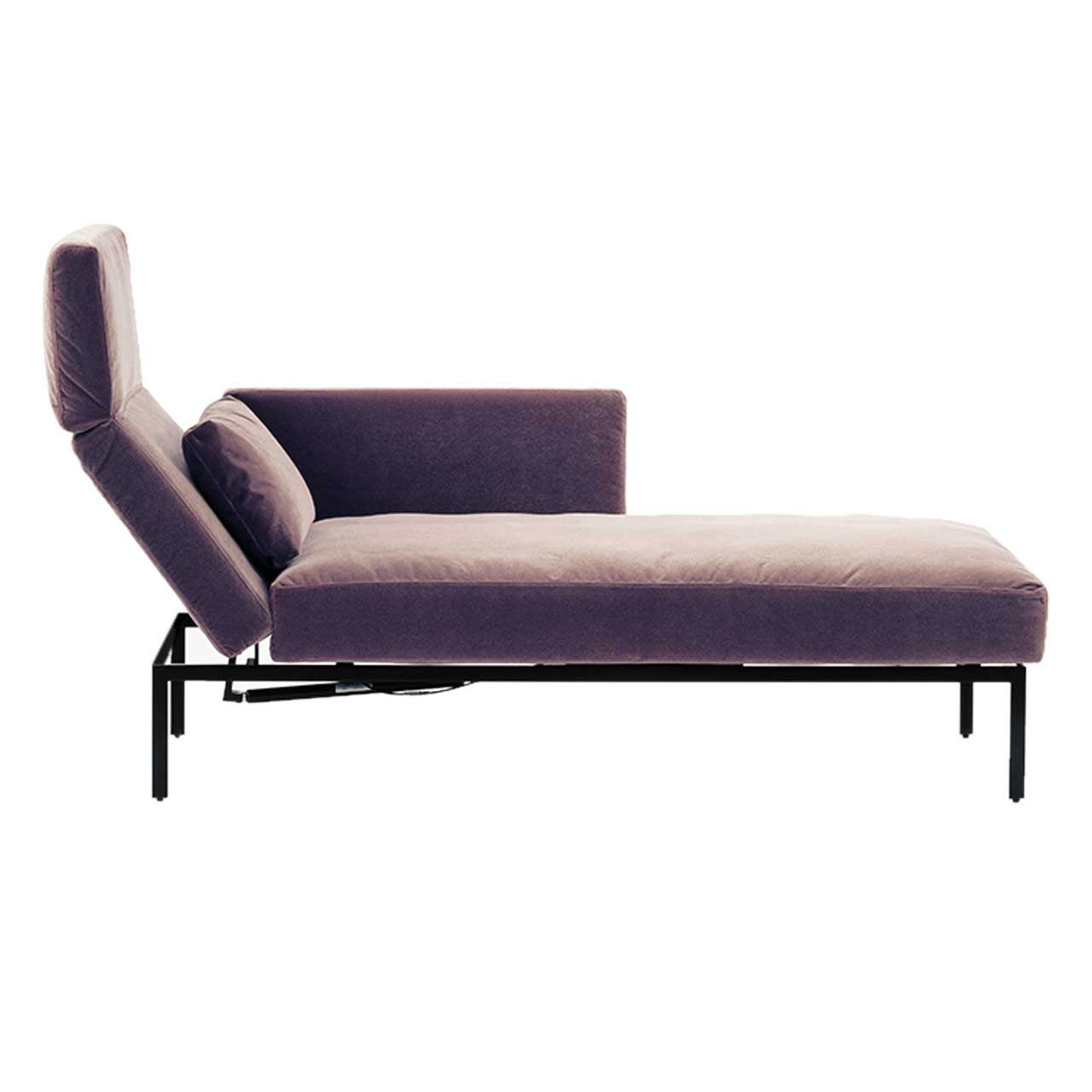 Longchair brühl roro medium classic 74123 Seitenansicht auf Longchair in braunem Stoff mit Armlehne rechts der Serie roro medium classic.