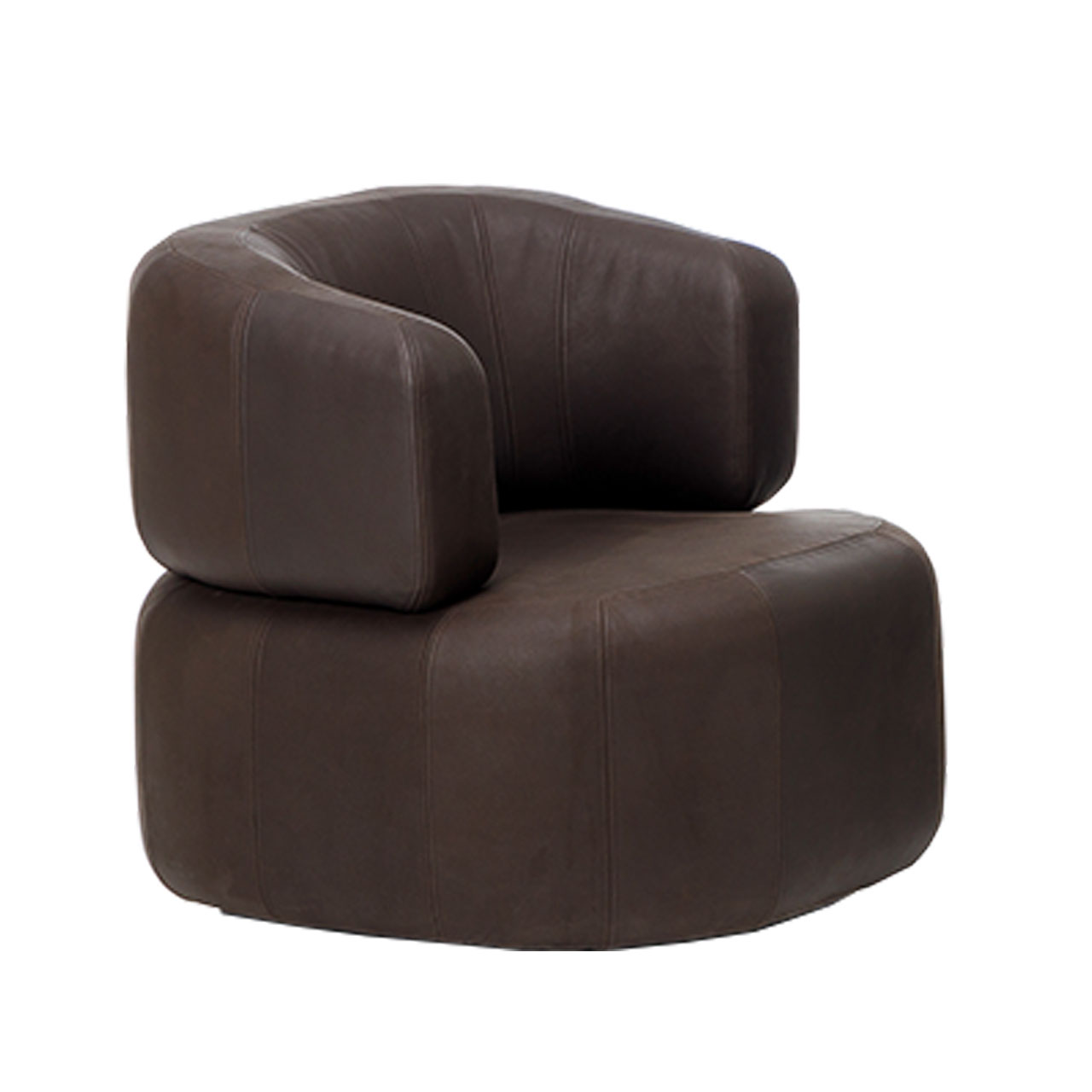 Sessel all together 73602 Seitenansicht auf einen dunkelbraunen bodentiefen Ledersessel. Die Armlehnen umschließen die Sitzbasis.