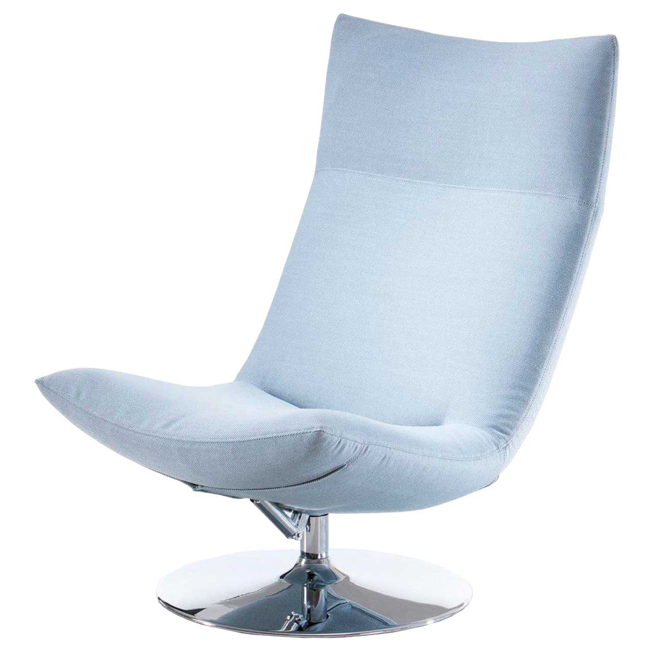brühl gerard 59605 Drehsessel ohne Armlehnen. Der Sessel ist mit einem hellblauen Stoff bezogen. Der Sessel steht auf einem chrom glänzenden Drehteller.
