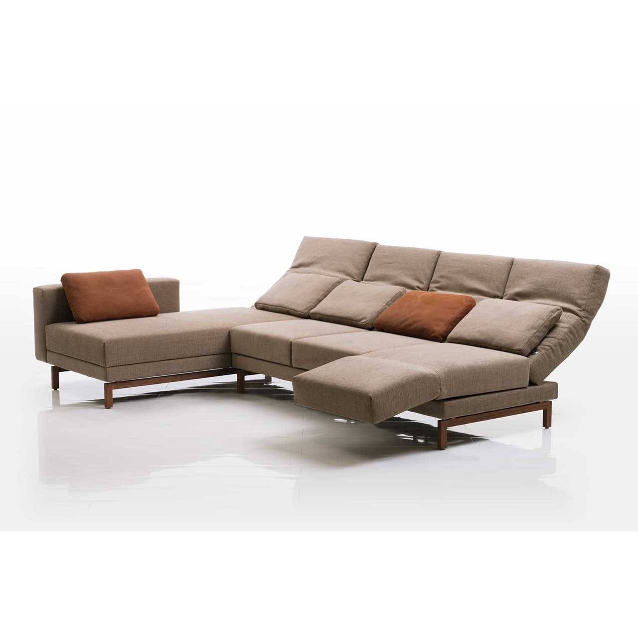 brühl moule-medium - Sitzgruppe 73130 + 73127 Eckgarnitur in hellbraunem Stoff mit Longchair links. Die Armlehne des Longchairs ist bis zum Fußende vorgeschoben. Die Rückenlehnen sind alle halb abgesenkt. Die rechte Armlehne ist zur Relaxposition vorgeschwenkt.