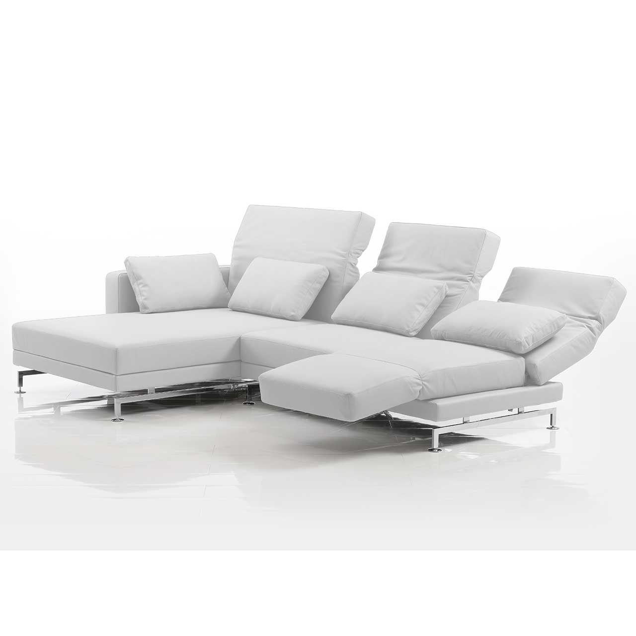 brühl moule-medium - Sitzgruppe 73138 + 73123 Eckgarnitur mit breitem Longchair links in weißem Leder. Die mittlere und rechte Rückenlehne sind teilweise abgesenkt. Die rechte Armlehne ist zur Fußstütze vorgeschwenkt.