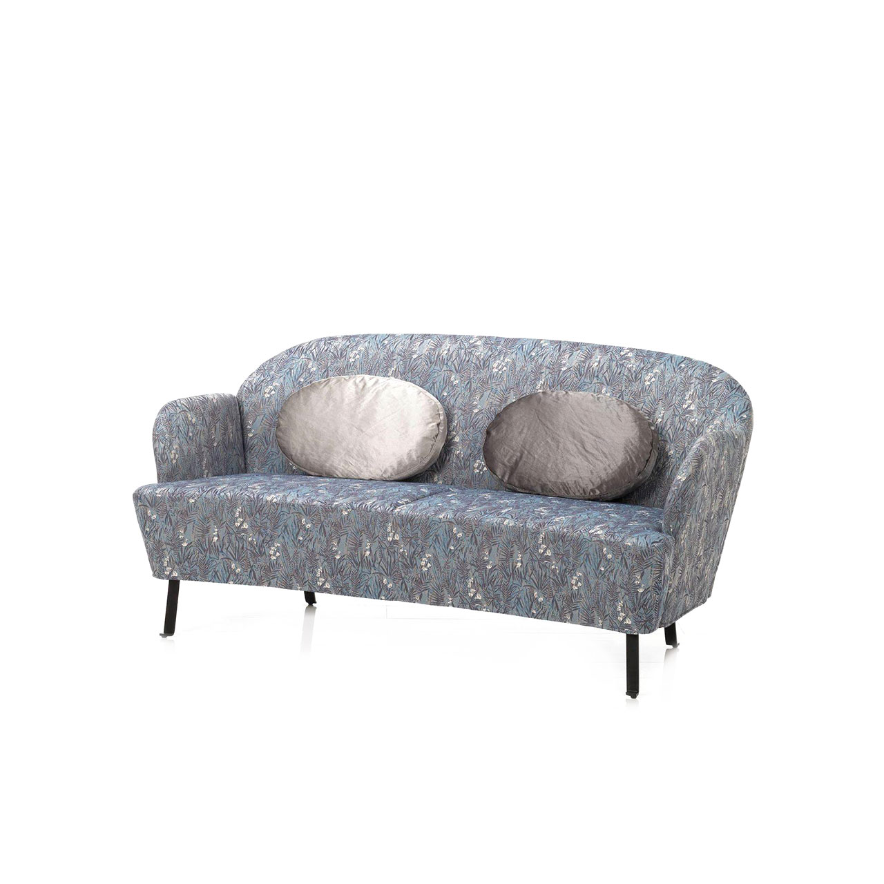 brühl Bodenkissen 10504 Grau gemustertes Sofa mit Beinen in schwarzem Flachstahl. Auf dem Sofa liegen zwei ovale Kissen in glänzendem Stoff.
