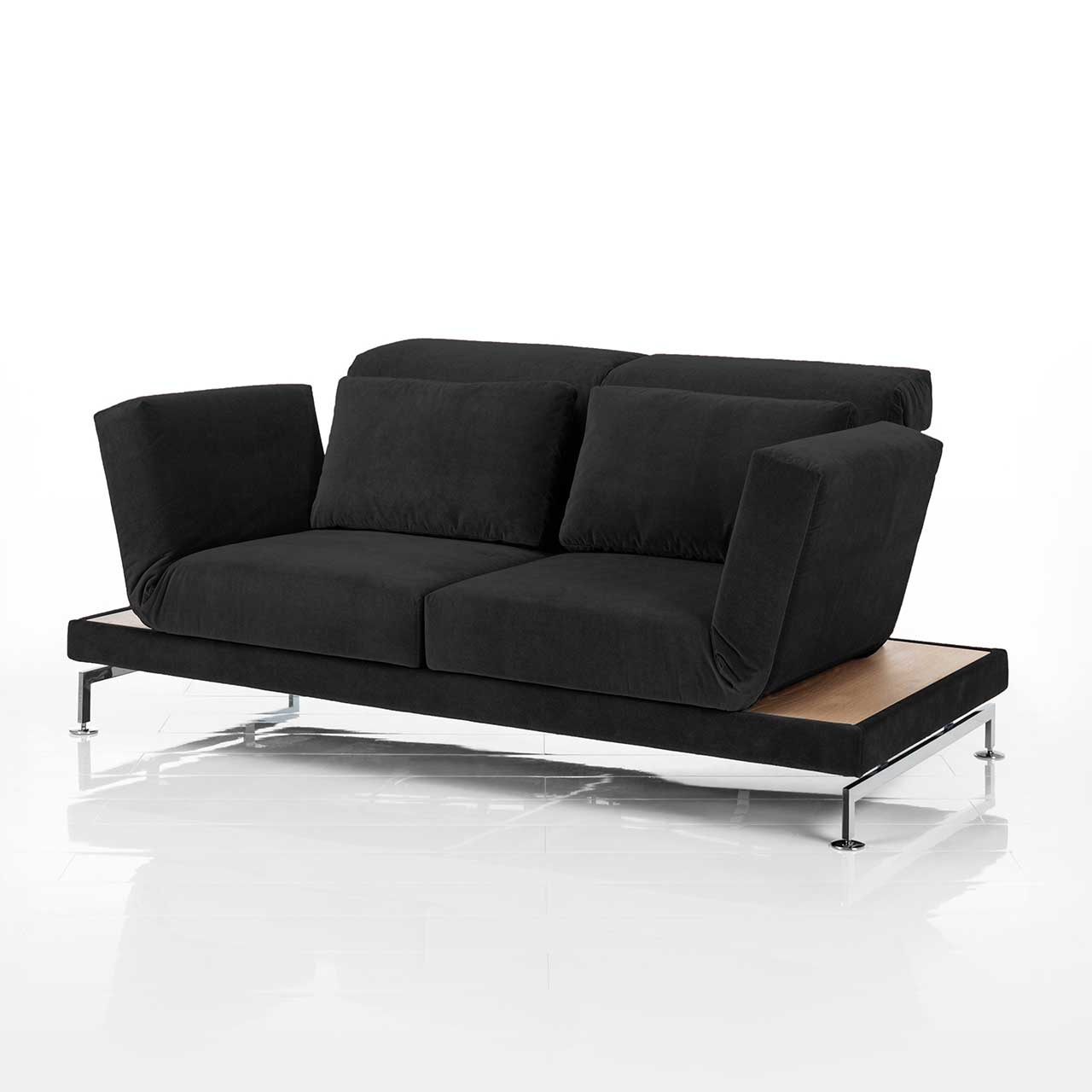 brühl moule small - Sofa 73207 Sofa in schwarzem Stoff. Rechts und links neben den Armlehnen befinden sich schmale Ablageflächen in hellem Holz.