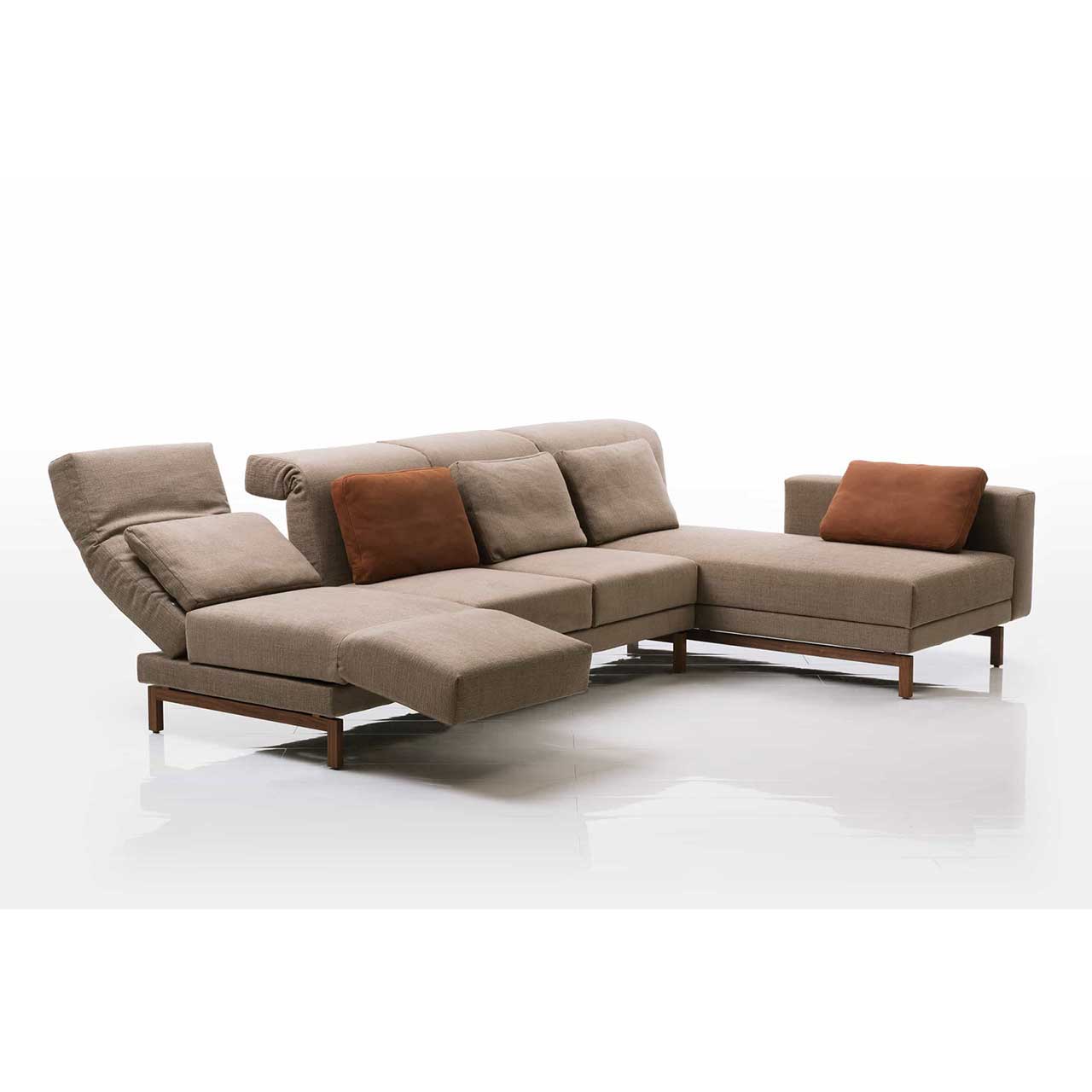 brühl moule-medium - Sitzgruppe 73131 + 73126 Eckgarnitur in hellbraunem Stoff mit Longchair rechts. Die Armlehne des Longchairs ist bis zum Fußende vorgeschoben. Die linke Rückenlehne ist halb abgesenkt. Die linke Armlehne ist zur Relaxposition vorgeschwenkt.