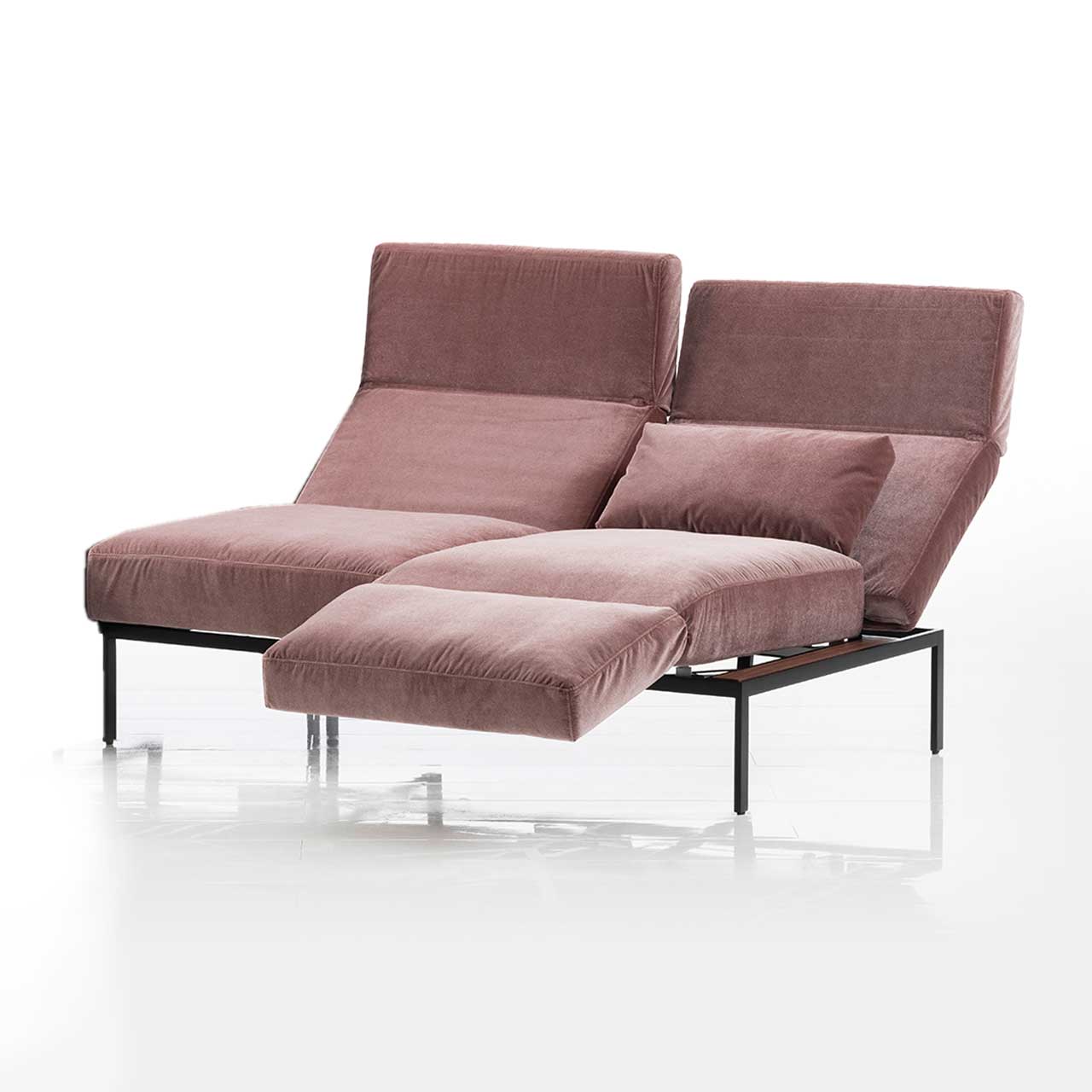 Anstellsofa brühl roro medium soft 74007 Das Anstellsofa der Serie roro medium soft mit zwei Sitzplätzen in rosefarbenem Stoff. Die Rücken sind leicht abgesenkt, die Armlehne auf der rechten Seite ist als Fußstütze vorgeschwenkt.