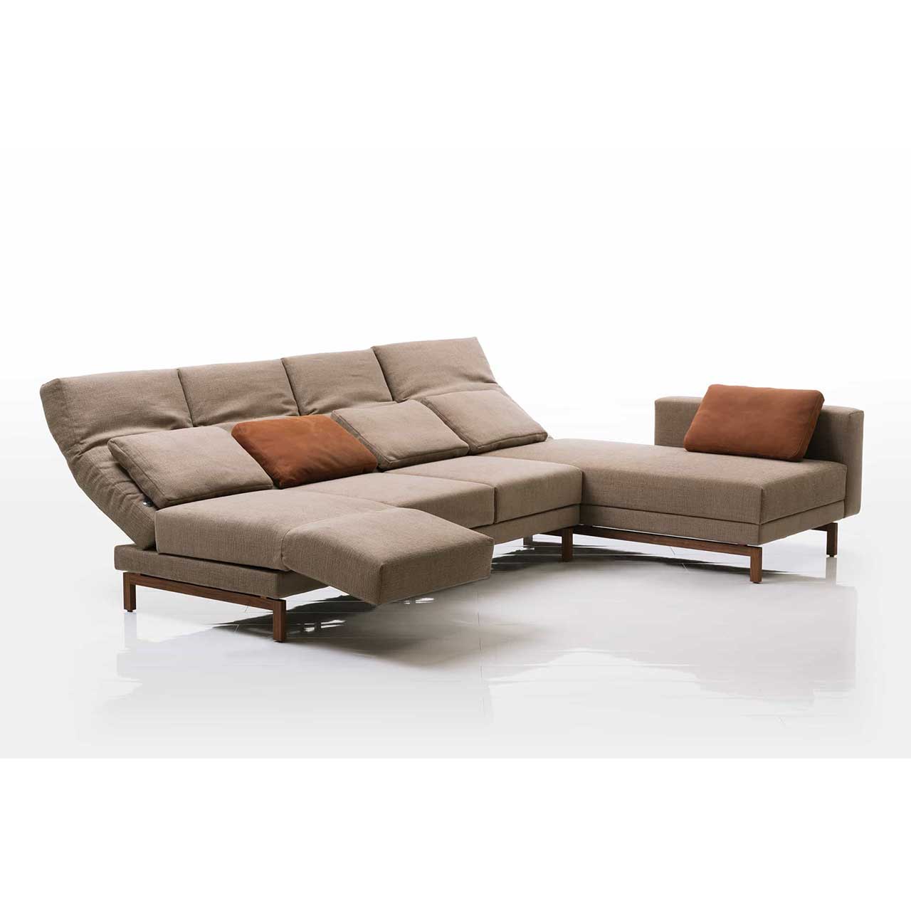 brühl moule-medium - Sitzgruppe 73131 + 73126 Eckgarnitur in hellbraunem Stoff mit Longchair rechts. Die Armlehne des Longchairs ist bis zum Fußende vorgeschoben. Die Rückenlehnen sind alle halb abgesenkt. Die linke Armlehne ist zur Relaxposition vorgeschwenkt.