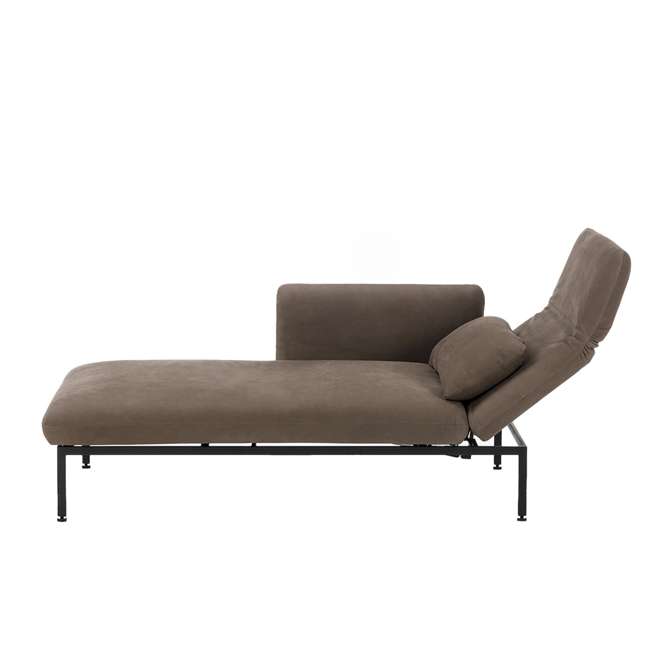 Longchair brühl roro small classic 74276 Schmaler Longchair in braunem Leder mit Armlehne links. Die Rückenlehne ist aufgeklappt und halb abgesenkt.