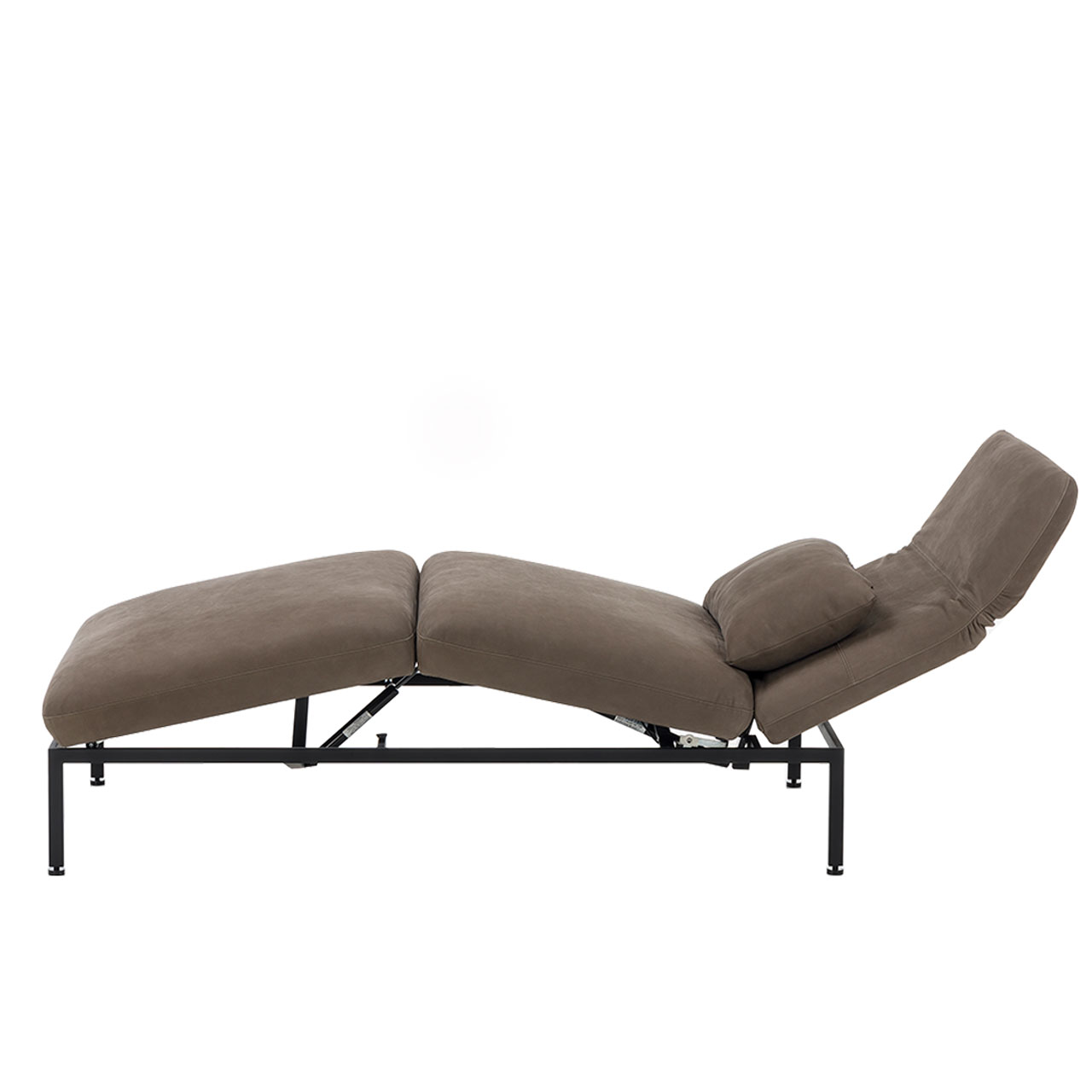 Relaxliege brühl roro small classic 74220 Relaxliege in braunem Leder. Die Rückenlehne ist halb abgesenkt. Die Liegefläche ist in Kniehöhe angehoben.