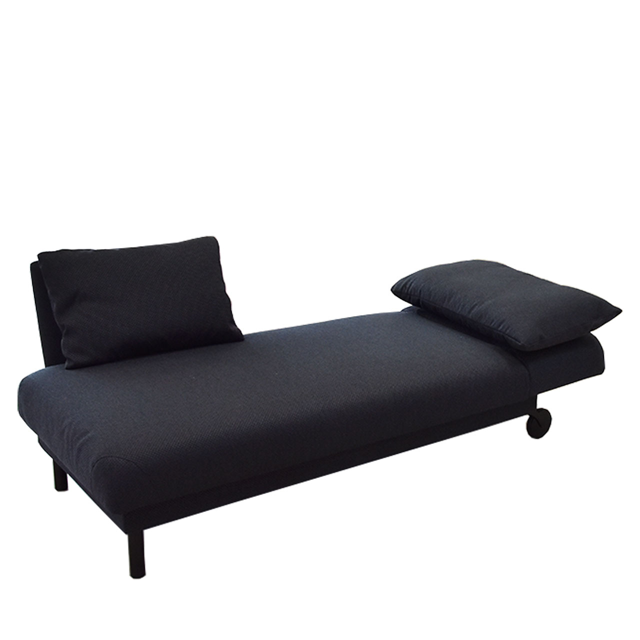 brühl tam – Recamiere 55340 Blaue Recamiere mit schwarzen Füßen. Rückenlehne rechts.