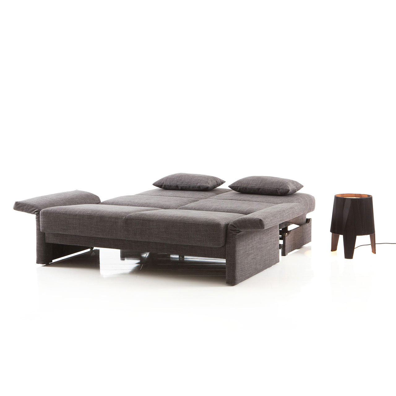 brühl cara 48415 / 48416 Ein ausgeklapptes Bettsofa in einem braunen Stoff. Die Rückenkissen liegen wie Kopfkissen am Kopfende.