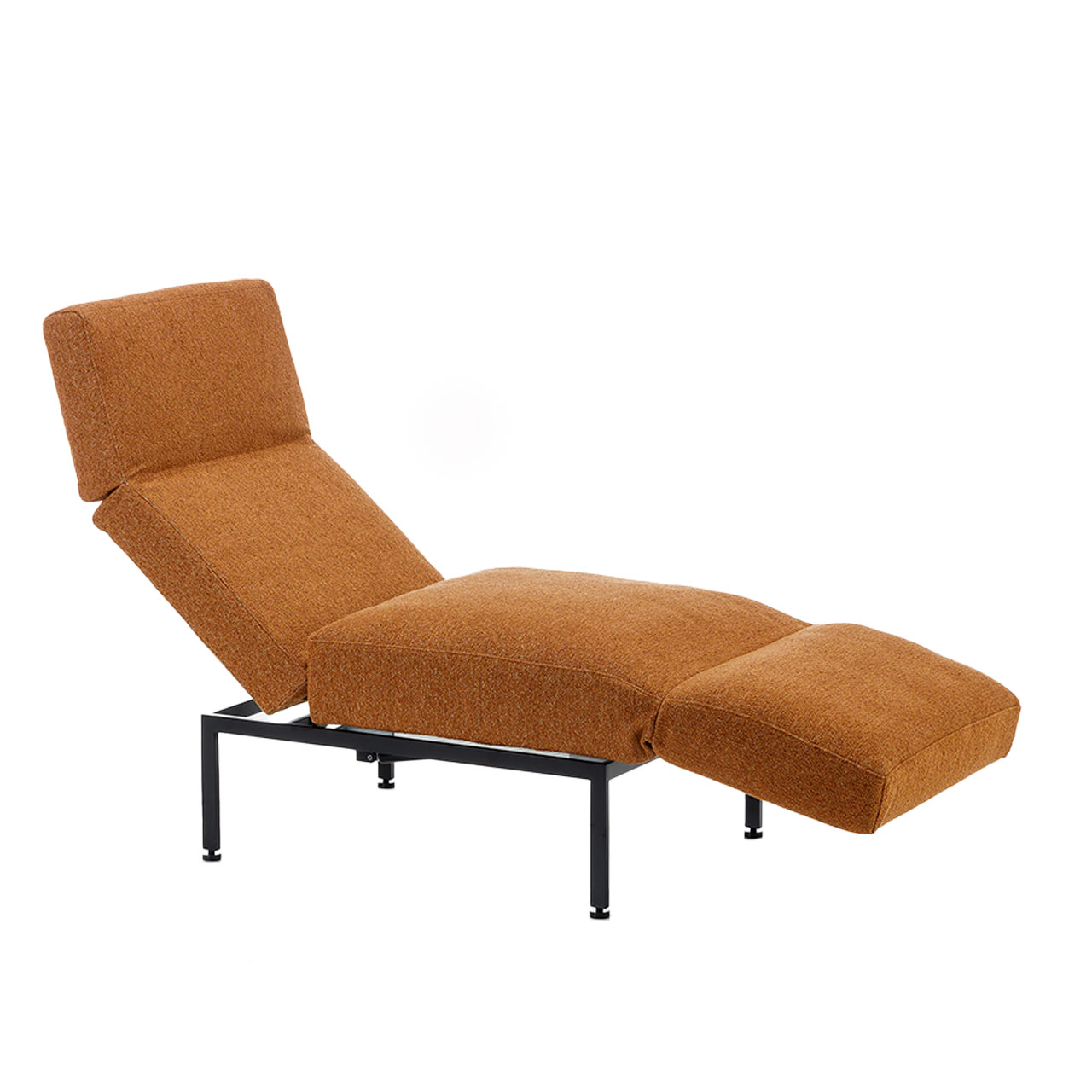 Der Multifunktionssessel der Serie roro small spring mit einer Armlehne rechts in orange-braunem Stoff in Relaxposition.