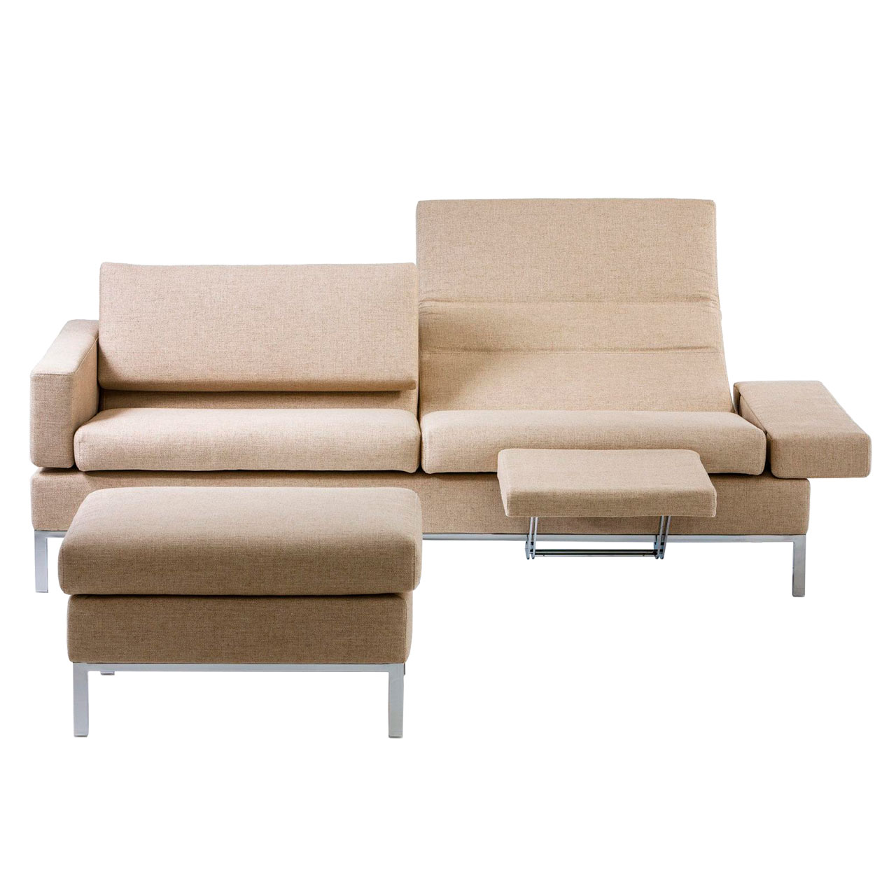 brühl tomo - Hocker 2-sitziges Sofa in beigem Stoff. Am rechten Sitzplatz ist die Rückenlehne halb abgesenkt und eine Fußstütze hochgeklappt. Vor dem linken Sitzplatz ist ein Hocker angestellt.