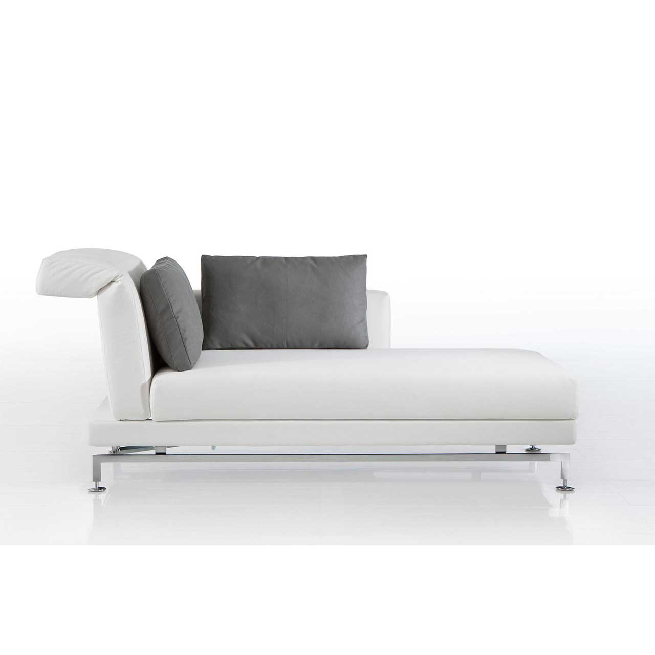 brühl moule medium - Longchair 73131  Longchair mit Kufen in chrom glänzendem Metall und mit weißem Leder bezogen. Auf dem Longchair liegen zwei Kissen mit grauem Bezug.