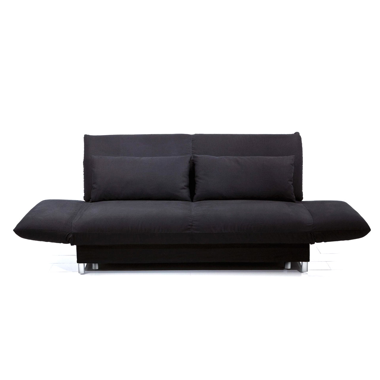 Ein schwarzes Bettsofa mit waagrecht abgeklappten Armlehnen.. Die Füße sind chrom glänzend. Auf dem Sofa liegen zwei rechteckige Kissen im gleichen Stoff.