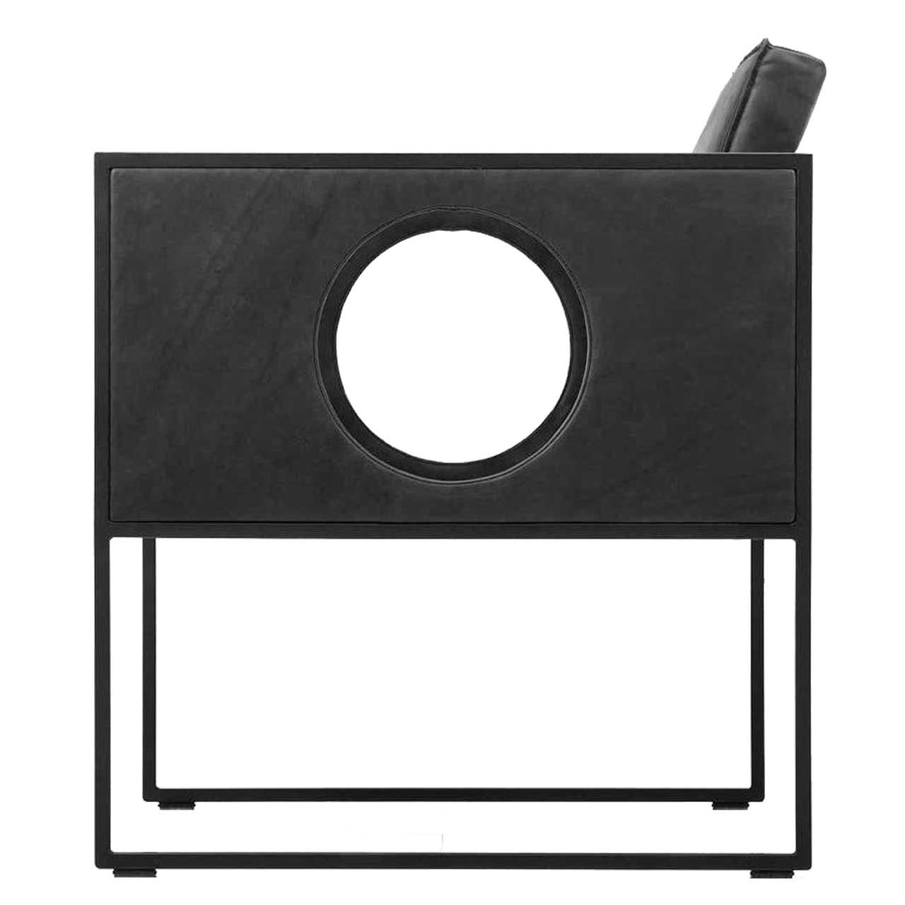 brühl grace metal 68013 Seitenansicht: Filigraner Sessel mit schwarzem Untergestell und schwarzem Leder bezogen. Die Armlehnen sind geschlossen und mit rundem Cut Out.