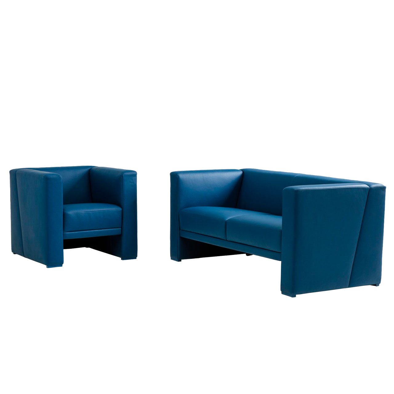 Ein Sessel und ein Sofa in dunkelblauem Leder.