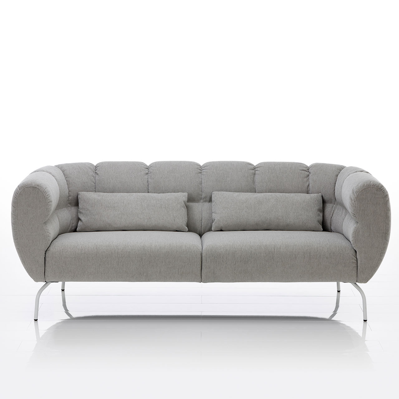 brühl magnolia - Sofa 73010 Sofa der Serie brühl magnolia in hellgrauem Stoff mit weißen Metallfüßen.