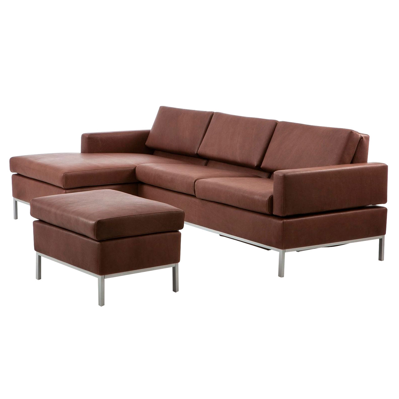 brühl tomo - Eckgruppe Leicht schräge Sicht auf eine dunkelbraune Ledergarnitur mit Longchair links und Anstellsofa rechts. Vor der Garnitur steht ein Hocker.