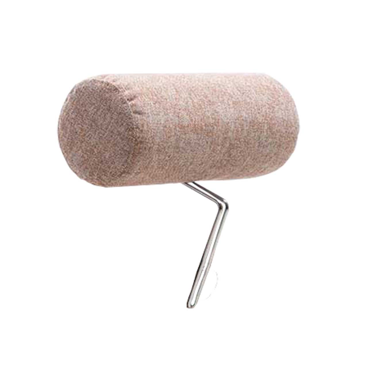 brühl tam 55284 Kopfstütze mit zylindrischem Kissen in hellem braun. Die Kopfstütze wird mit einer chrom glänzenden Halterungen am Sofa befestigt.