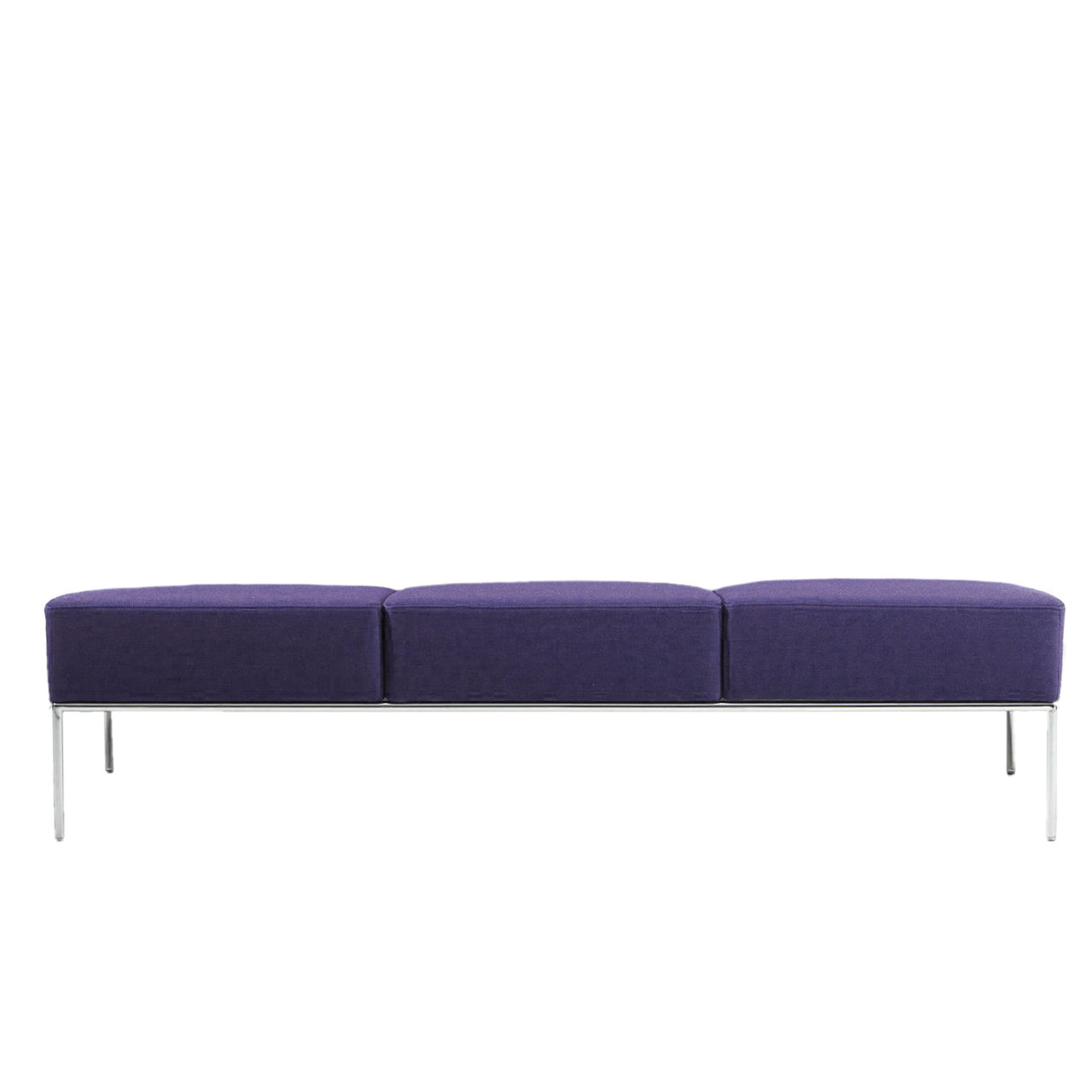 brühl add1 Sofa Eine Bank ohne Rückenlehnen mit drei Sitzplätzen in violett. Das Untergestell ist mattchrom lackiert.