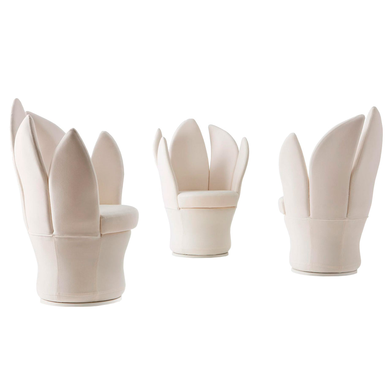 brühl lemon-blossom Sessel 63403 Drei Sessel in creme-farbenem Leder . Die Sessel haben eine runde Sitzbasis und einen weißen Drehteller. Die Arm- und Rückenlehnen bestehen aus je fünf blattartige Elementen, so dass sie an Blüten erinnern.