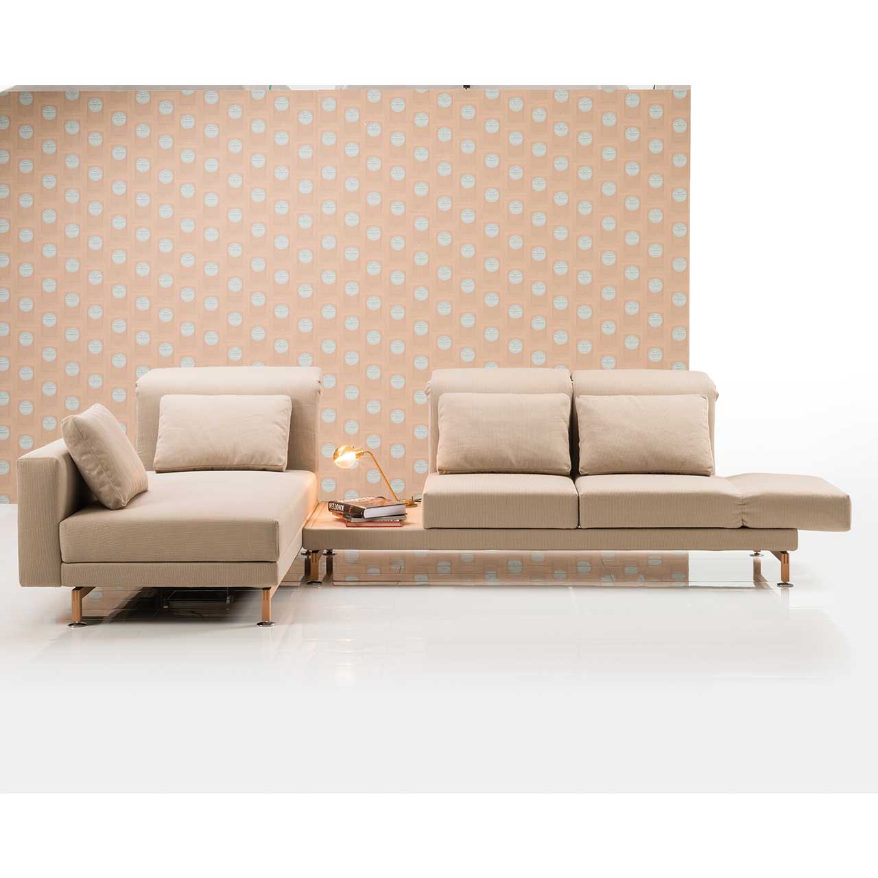 brühl moule-medium - Sitzgruppe 73130 + 73129 Eckgarnitur in hellbraunem Stoff mit Longchair links und mit Ablagefläche zwischen Longchair und Anstellsofa.