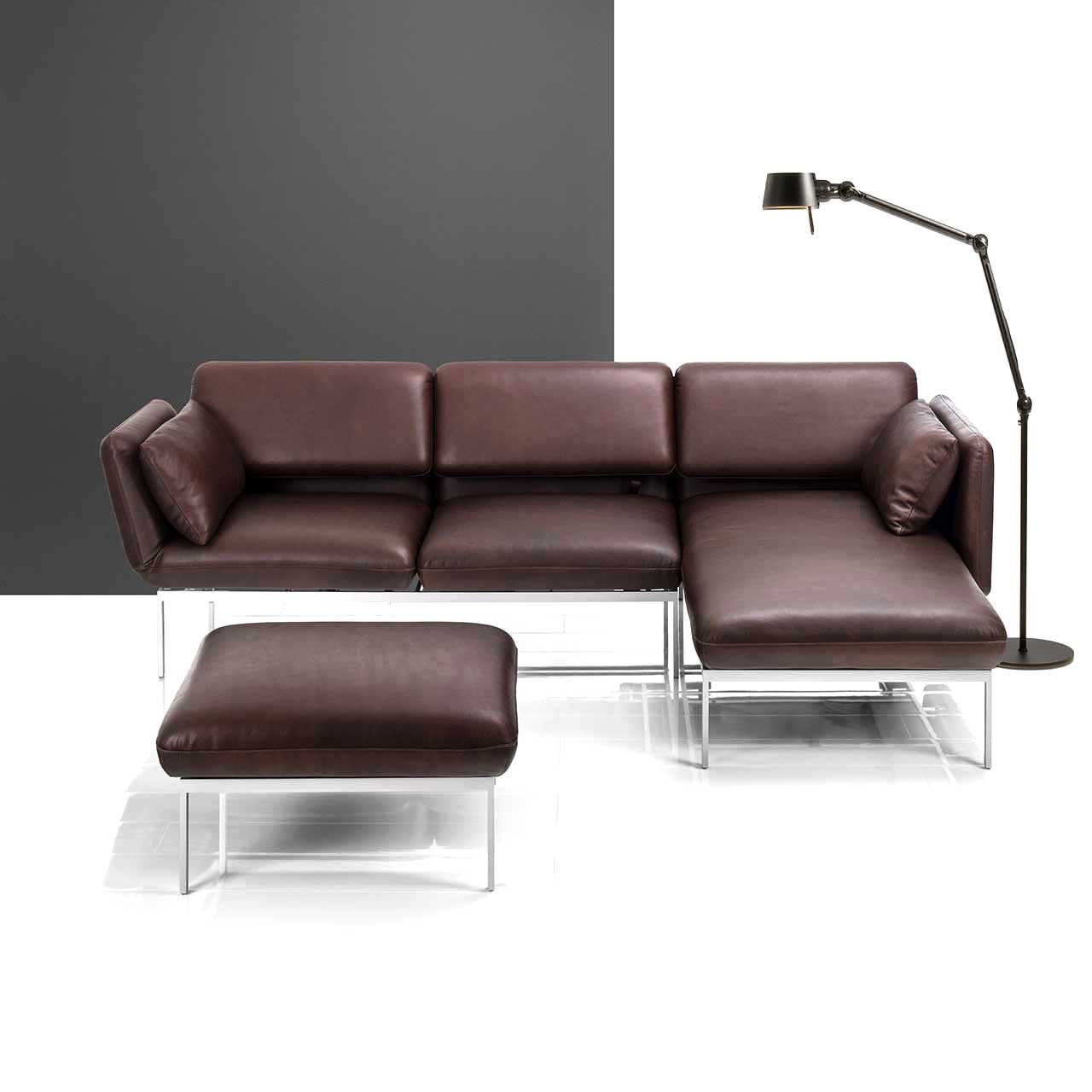 Garnitur brühl roro medium classic 74106 + 74123 Eckgarnitur der Serie roro medium classic mit Longchair rechts und Anstellsofa links sowie passendem Hocker in braunem Leder.