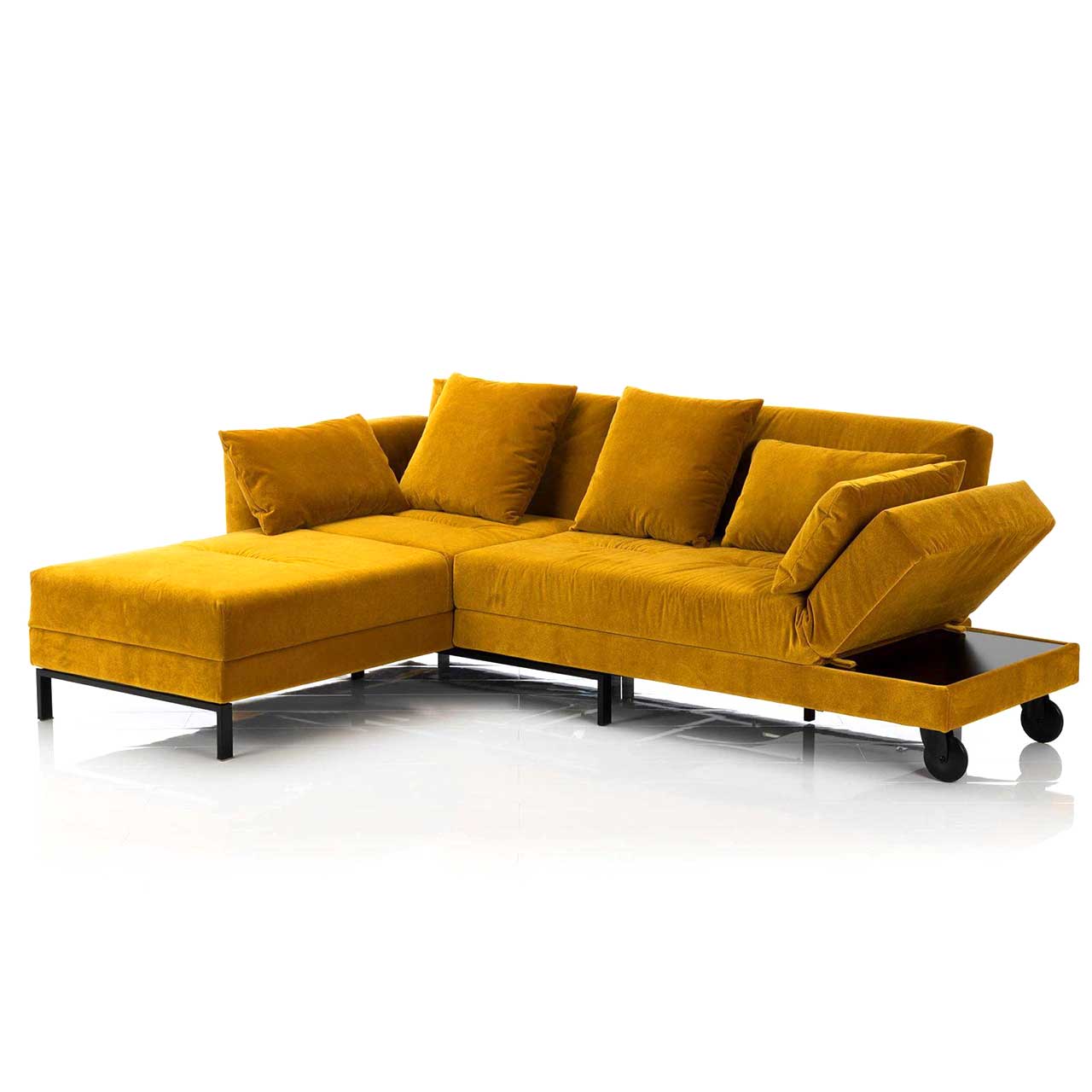 Four-two-68897-3 Eckgarnitur in gelbem Stoff mit schwenkbarem Longchair rechts.