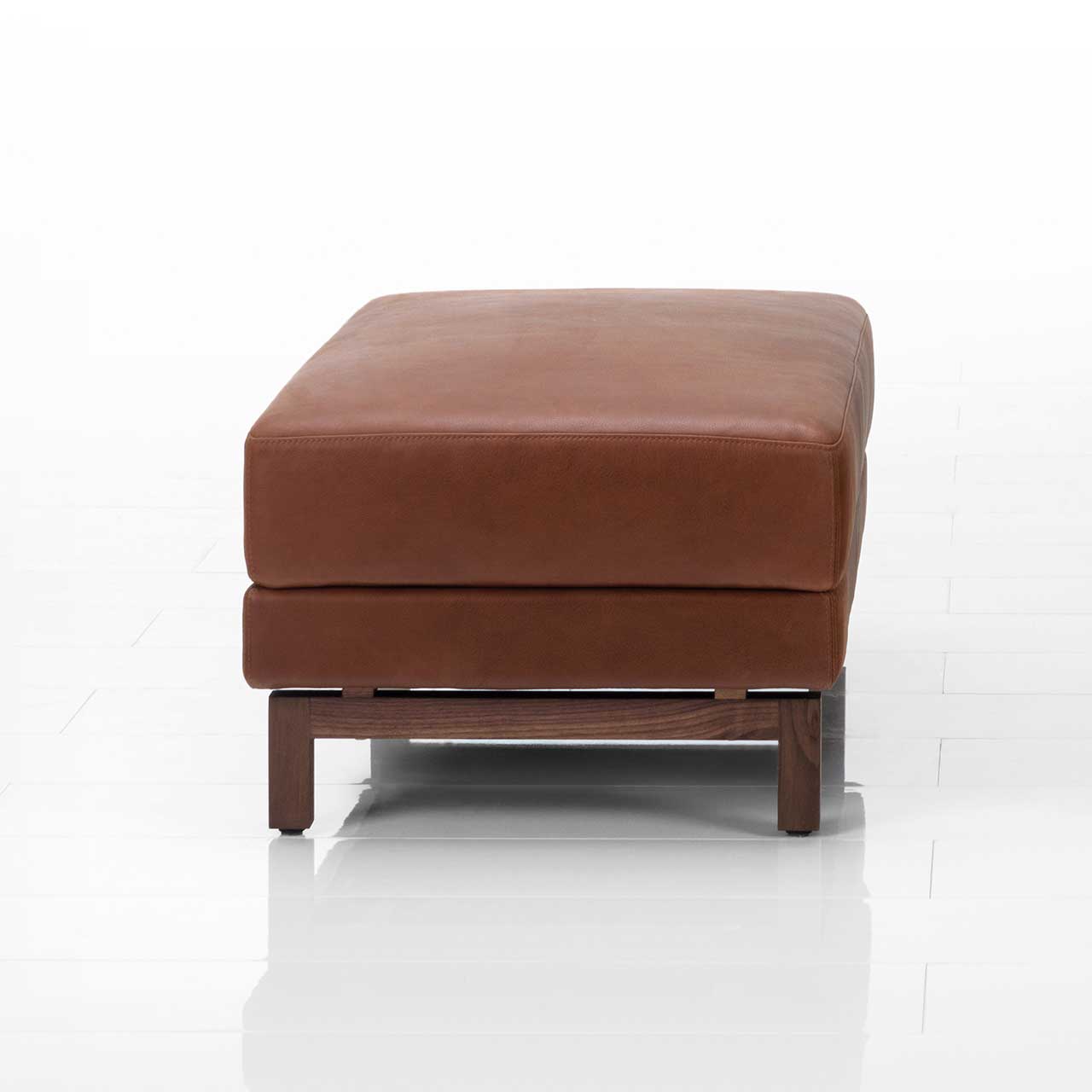 brühl moule-small - Hocker 73261 brühlSchmaler Hocker mit braunem Lederbezug und Holzkufen. moule-small - Hocker 73261 Seite