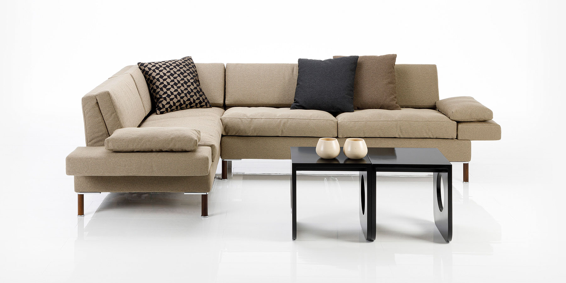 Sofas und Sessel brühl tomo soft Eckgarnitur in beigem Stoff. Mit Decokissen in schwarzem Stoff.